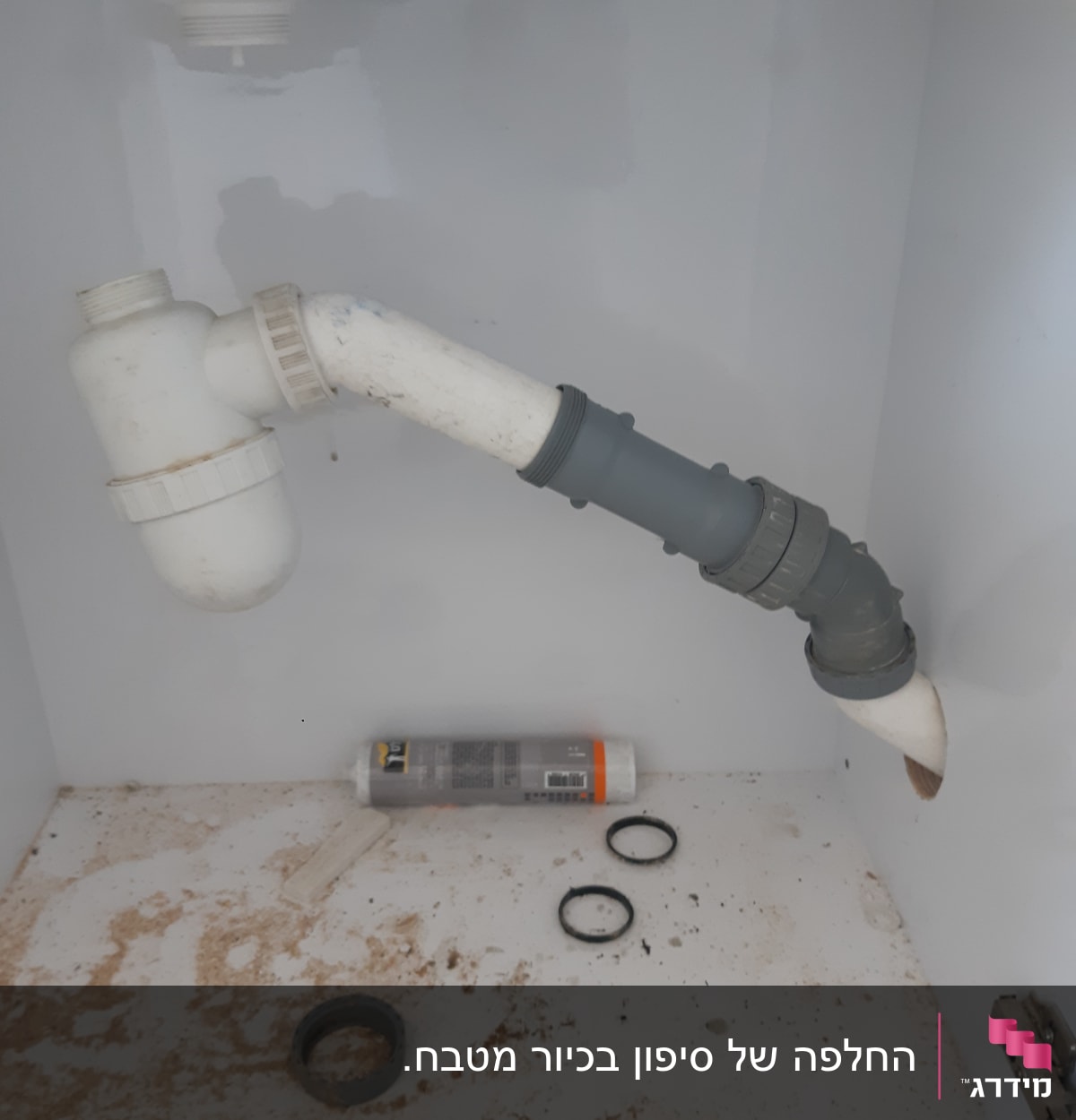 צינור ביוב מתחת לכיור עם טבעות אטימה